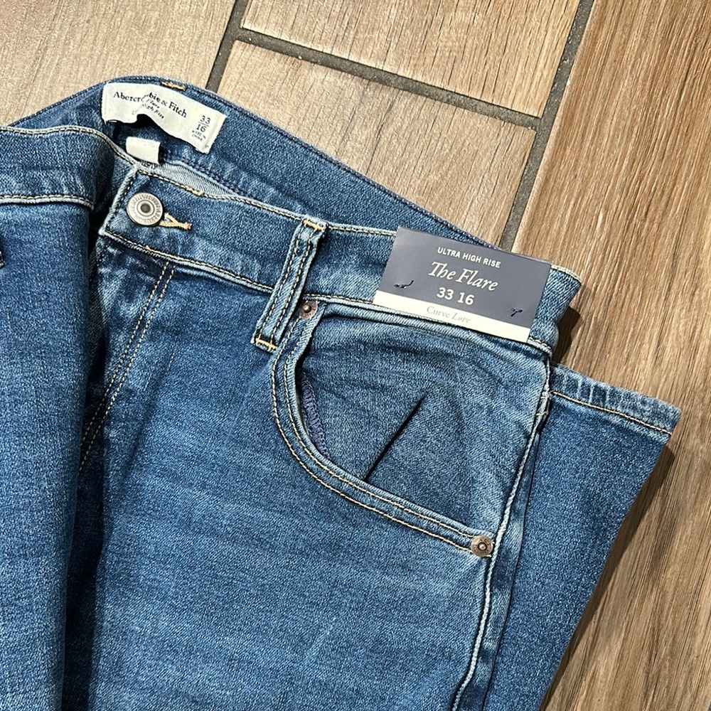 Abercrombie & Fitch Ultra High Rise Flare Jeans - Blue. Size 33. NWT curve love
